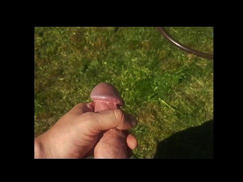 ❤️ Hot hottie gets kanyang pink puki fucked at cums sa isang pumulandit sa isang summer garden ❤️ Anal video sa amin ❌