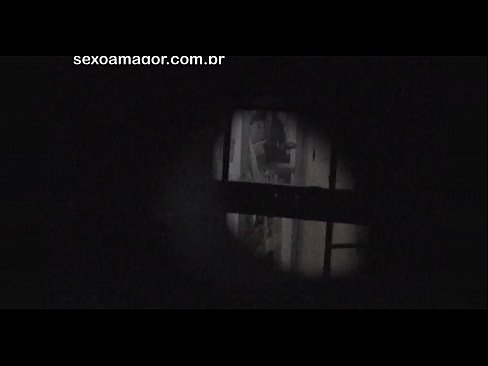 ❤️ Si Blondie ay lihim na nakunan ng video ng isang voyeur ng kapitbahayan na nakatago sa likod ng mga guwang na brick ❤️ Anal video sa amin ❌