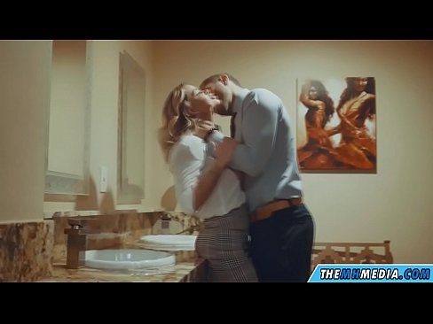 ❤️ Kapag ang isang busty blonde seduces sa isang pampublikong banyo ❤️ Anal video sa amin ❌